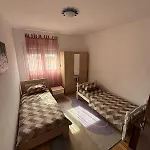 Large Three-bedroom 2 Min From Airport *