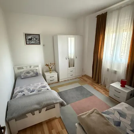 Large Three-bedroom 2 Min From Airport Apartament Podgorica