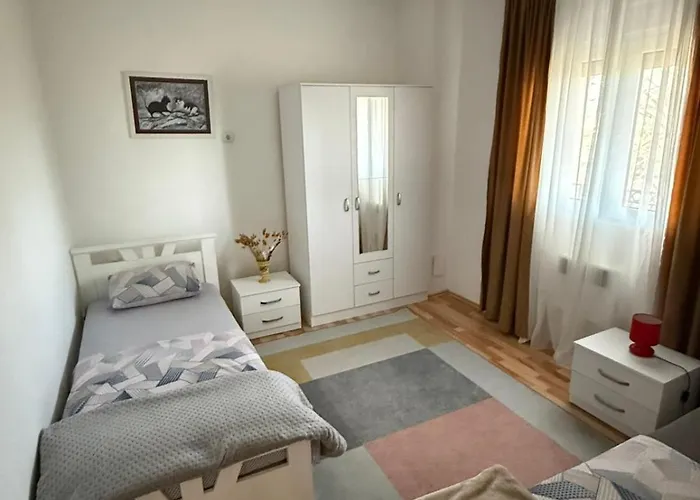 Large Three-bedroom 2 Min From Airport Apartament Podgorica