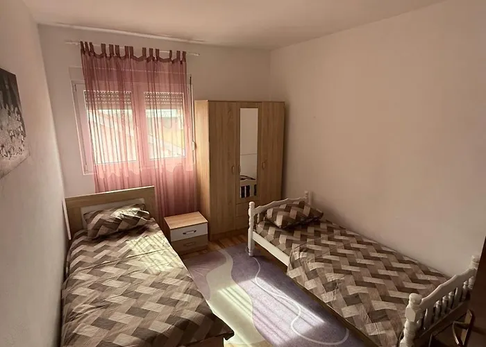 Large Three-bedroom 2 Min From Airport *