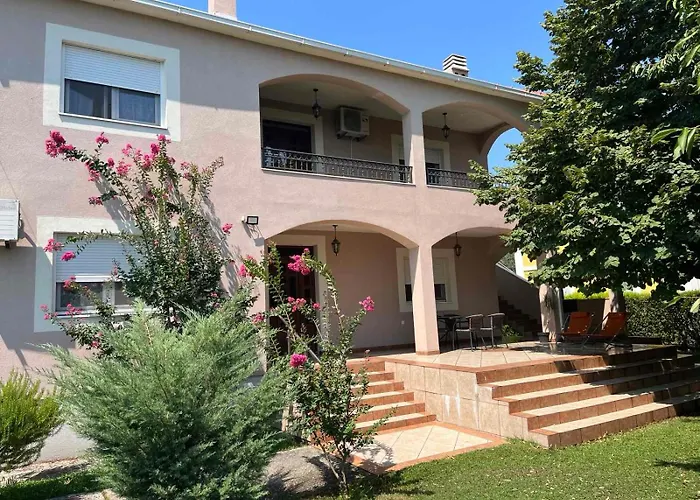 Apartament Large Three-bedroom 2 Min From Airport