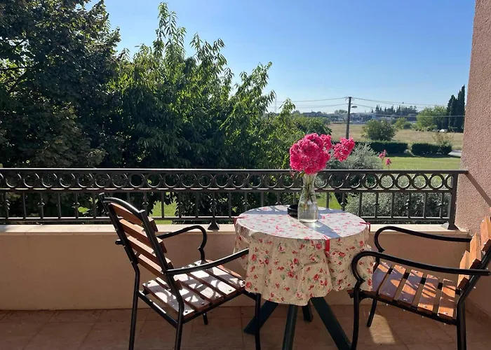 Large Three-bedroom 2 Min From Airport Apartament *