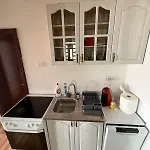 Large Three-bedroom 2 Min From Airport דירה