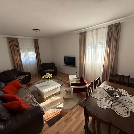 Large Three-bedroom 2 Min From Airport