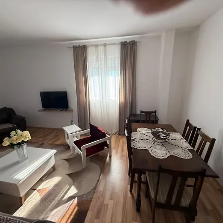 Large Three-bedroom 2 Min From Airport *