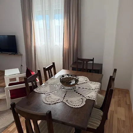 Large Three-bedroom 2 Min From Airport דירה *