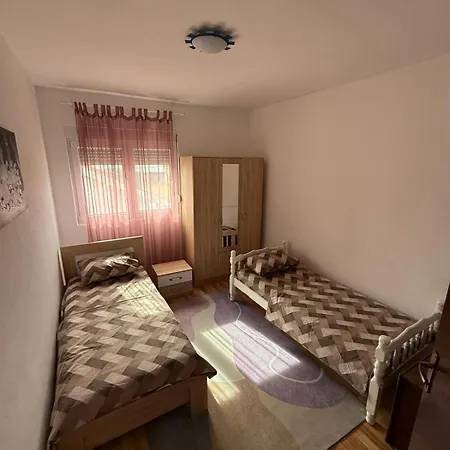 Large Three-bedroom 2 Min From Airport *