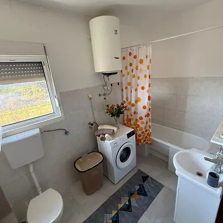 Large Three-bedroom 2 Min From Airport פודגוריצה