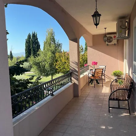 Large Three-bedroom 2 Min From Airport