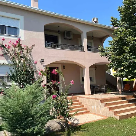 Apartment Large Three-bedroom 2 Min From Airport