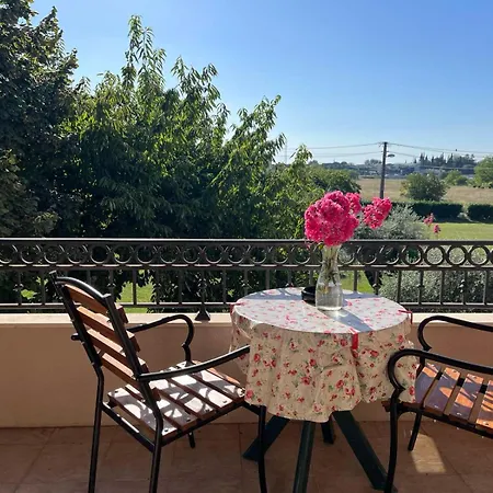 Large Three-bedroom 2 Min From Airport דירה *