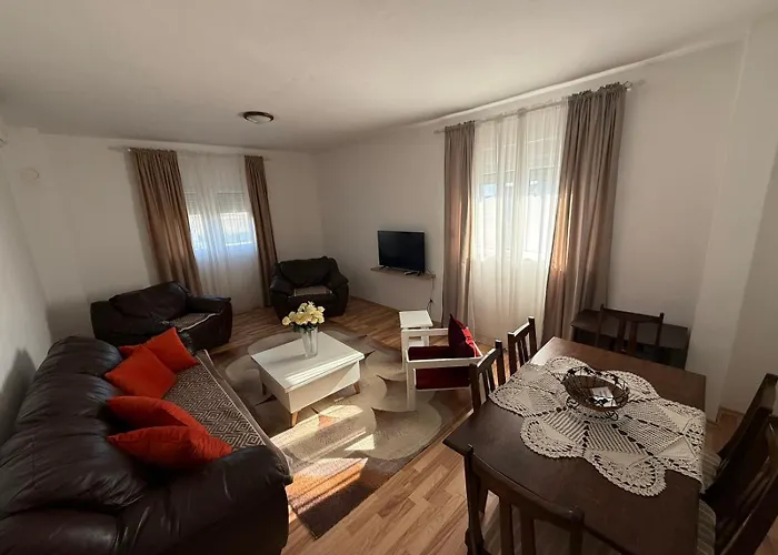 Large Three-bedroom 2 Min From Airport