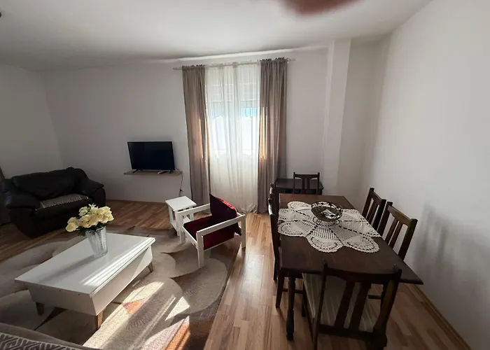 Large Three-bedroom 2 Min From Airport *