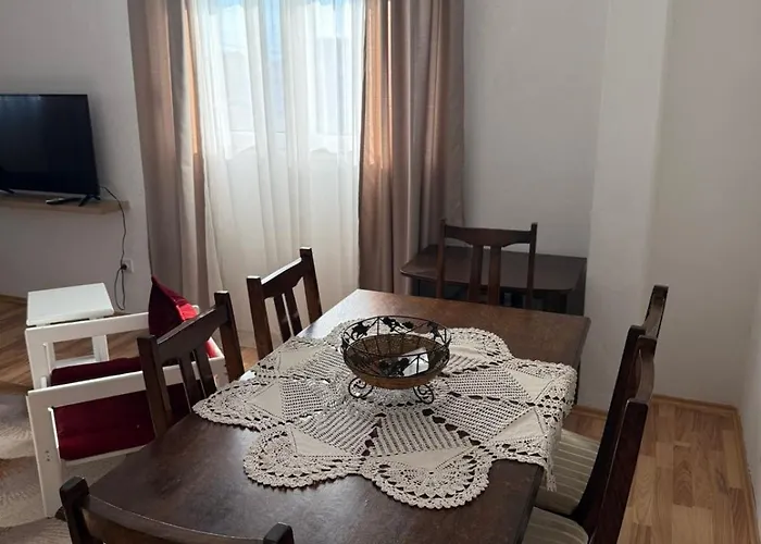 Large Three-bedroom 2 Min From Airport Apartment *