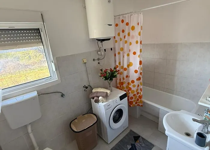 Large Three-bedroom 2 Min From Airport Podgorica