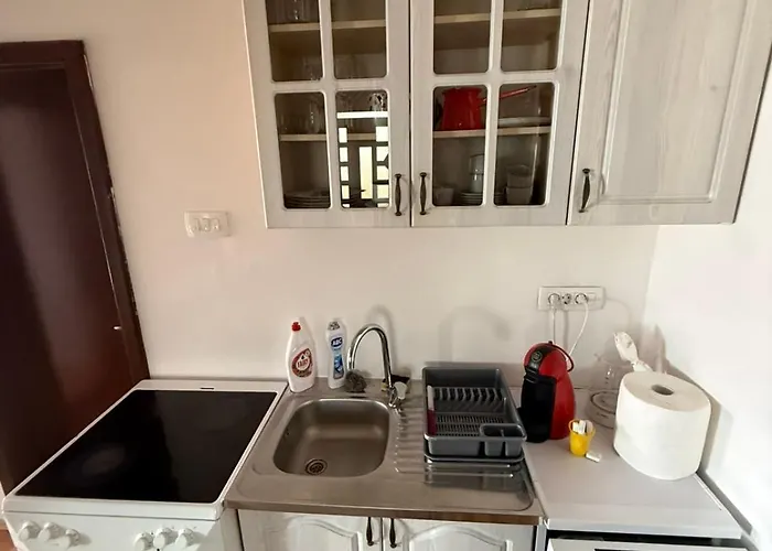 Large Three-bedroom 2 Min From Airport Apartment