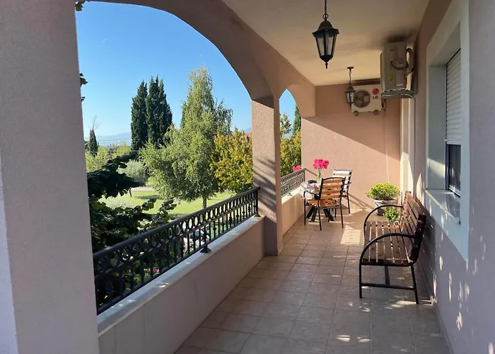 Large Three-bedroom 2 Min From Airport